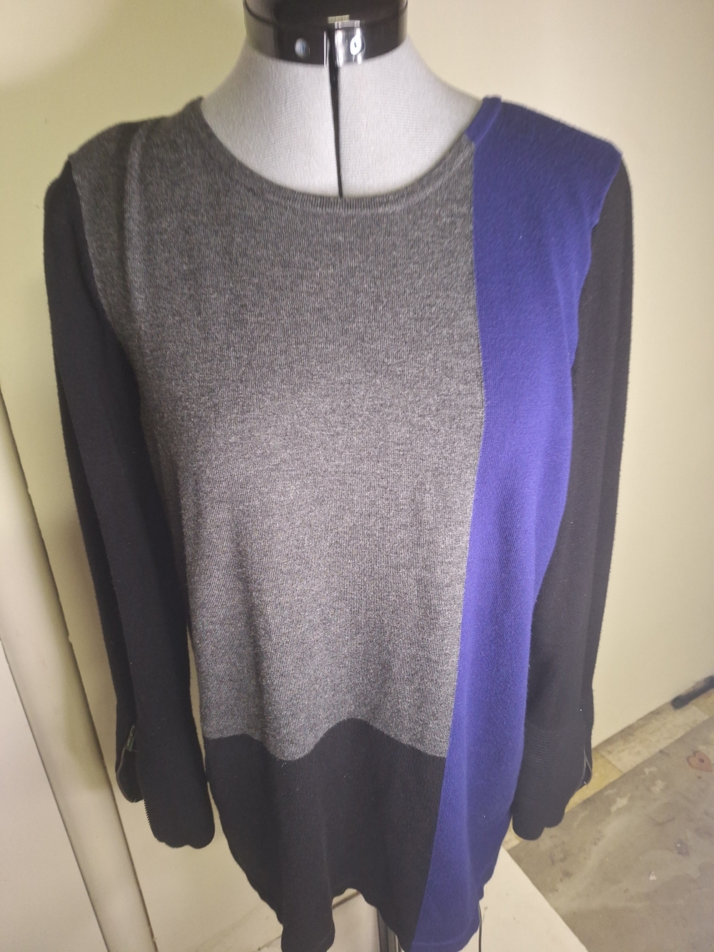 Chico's Gray, Black & Blue Colorblock Crewneck Sweater Size 1 Or 8-10